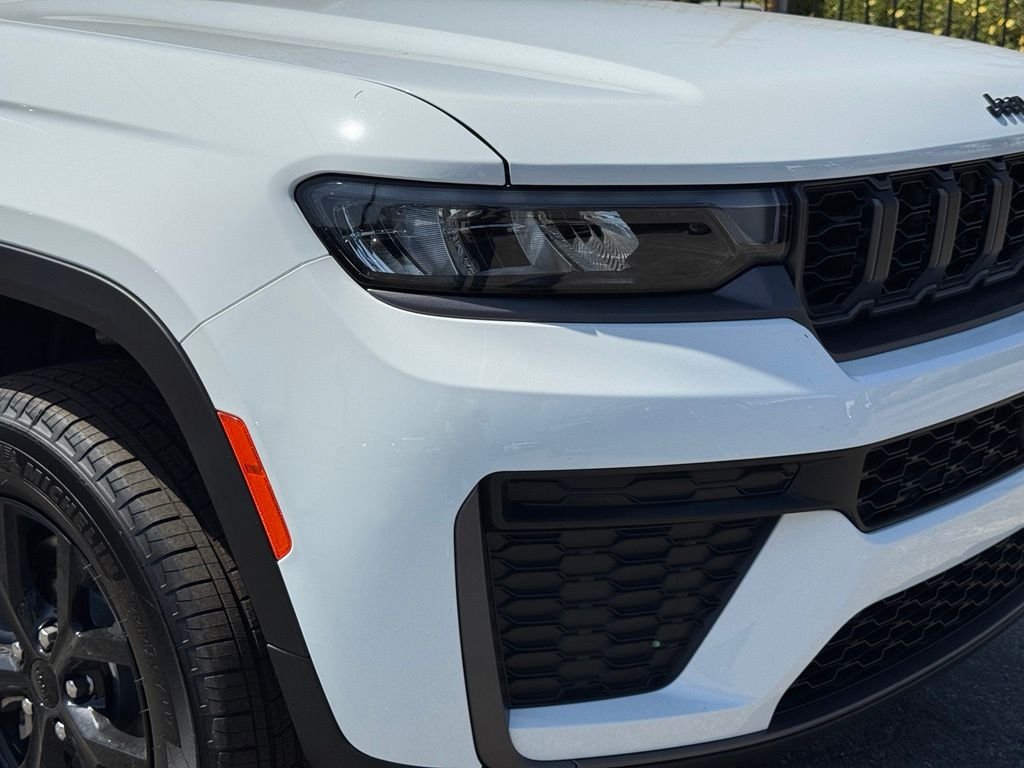 New 2026 Bright White Clear-Coat Exterior Paint Jeep Altitude image 13