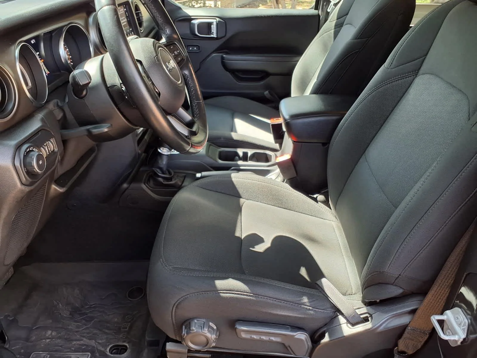 Used 2019  Jeep Sport S image 13
