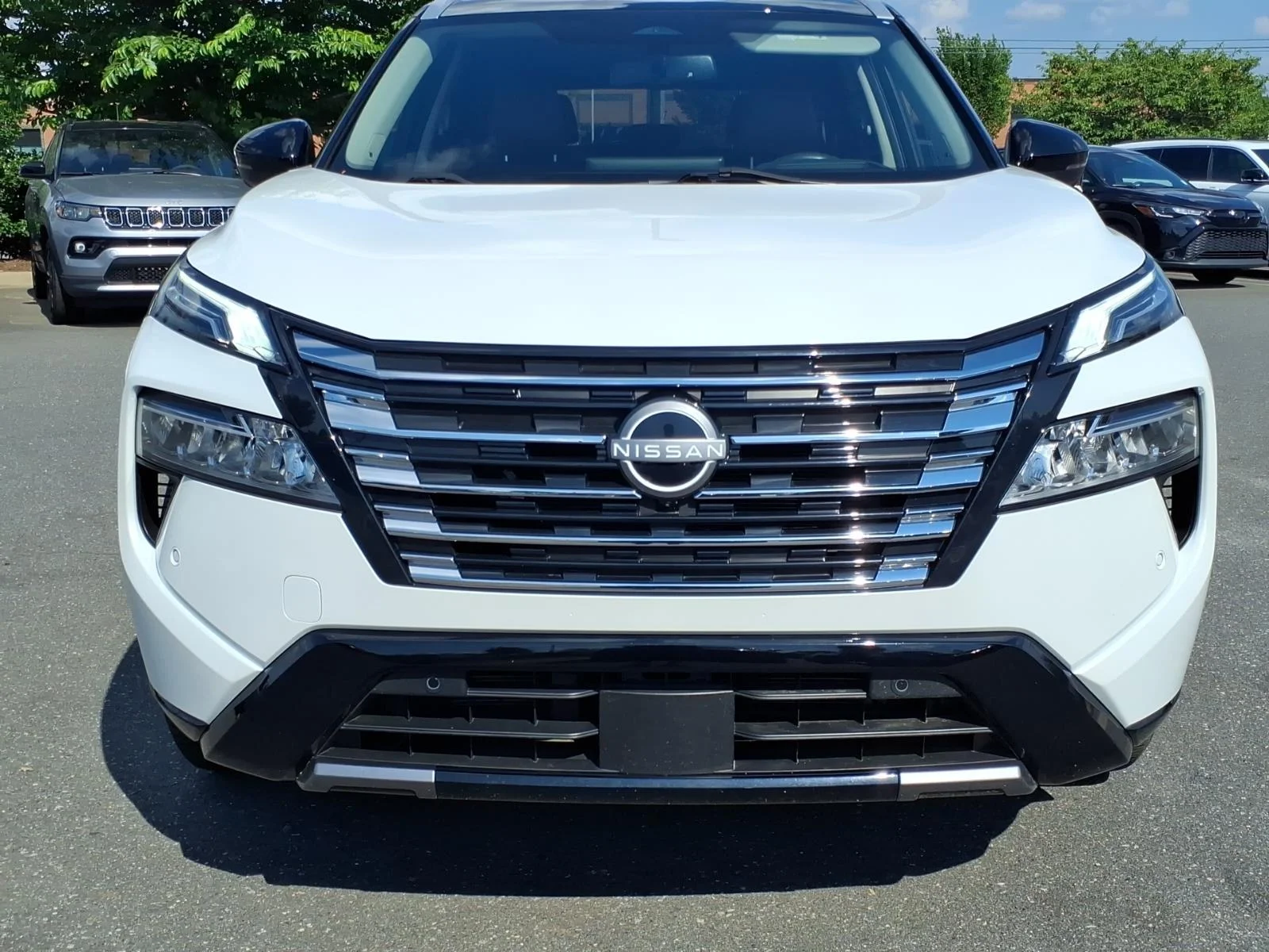 Used 2024 Everest White Pearl/Super Black Nissan Platinum image 14
