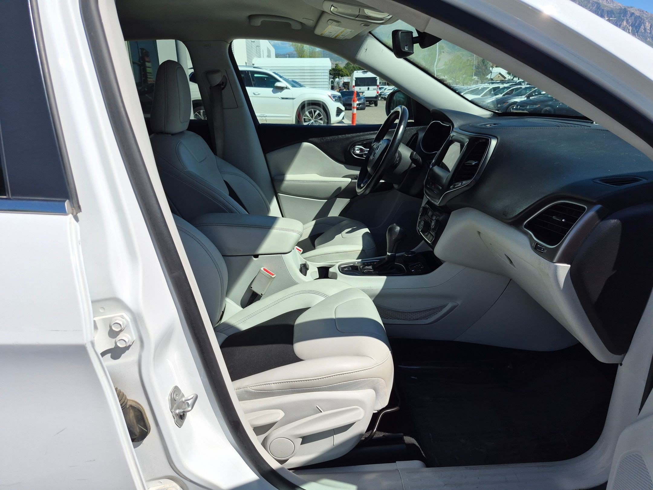 Used 2020 Bright White Clearcoat Jeep Latitude Plus image 29