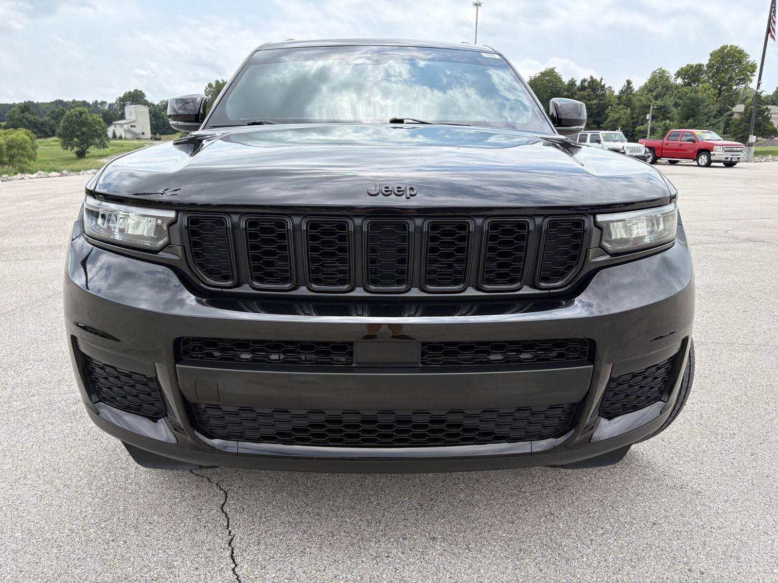 Used 2023 Diamond Black Crystal Pearlcoat Jeep Altitude image 18
