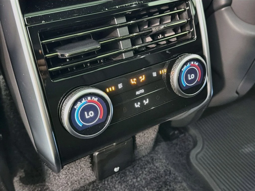 New 2026 Fuji White Land Rover SE image 27