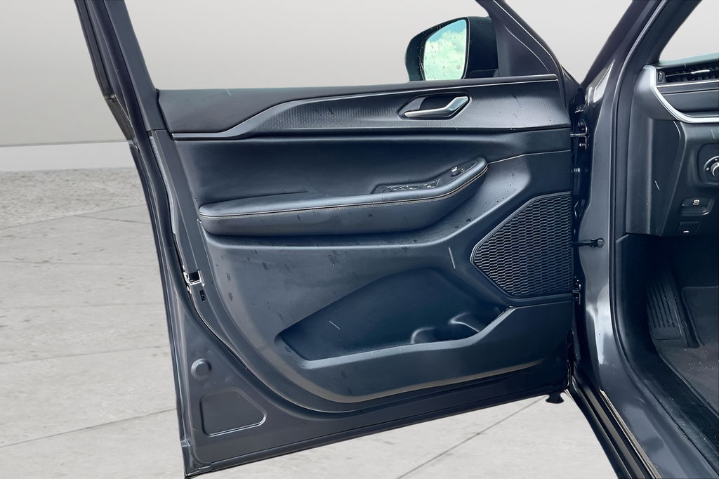 Used 2025 SELECT Jeep Laredo X image 17