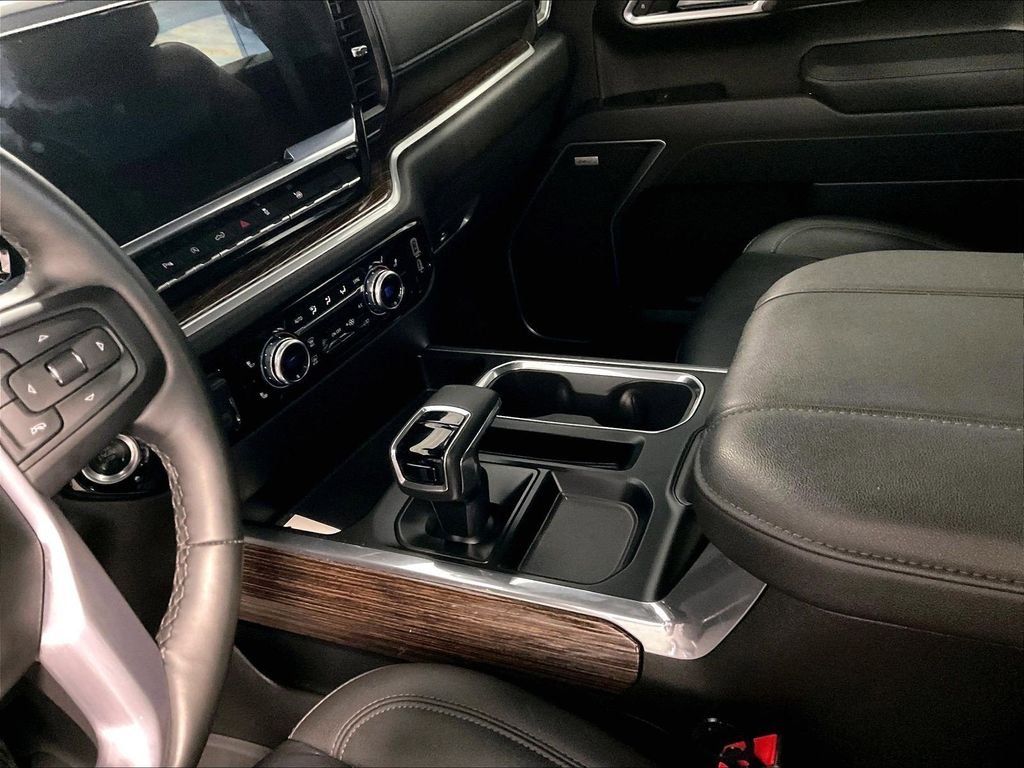 Used 2025 White GMC Elevation image 20