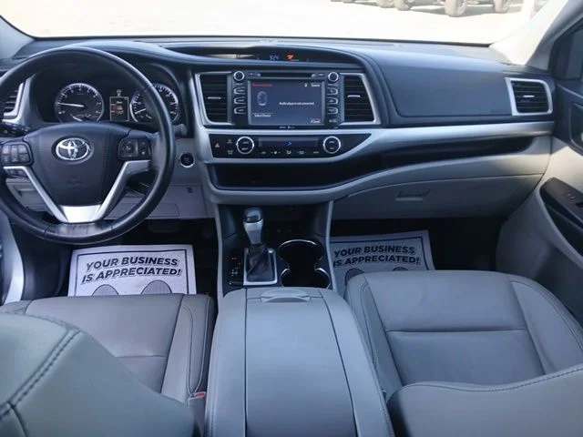 Used 2015 Silver Toyota XLE V6 image 15