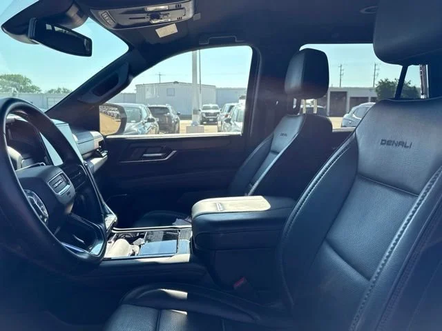 2025 GMC Yukon Denali - Photo 10