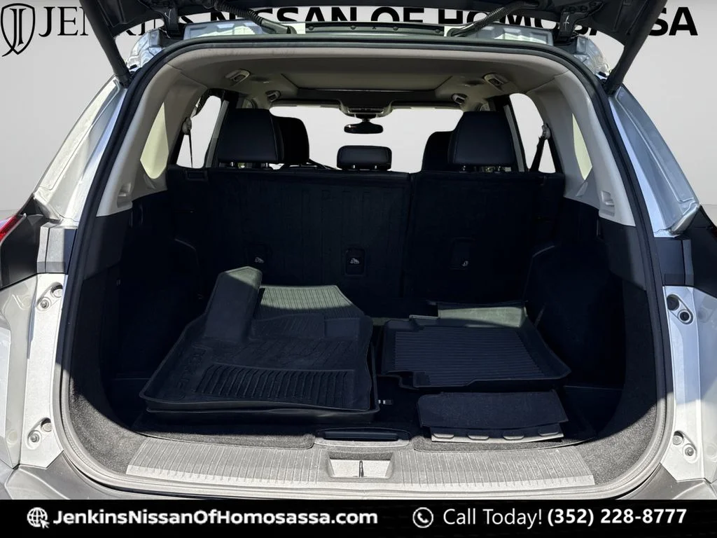 Used 2021 Silver Nissan Platinum image 21