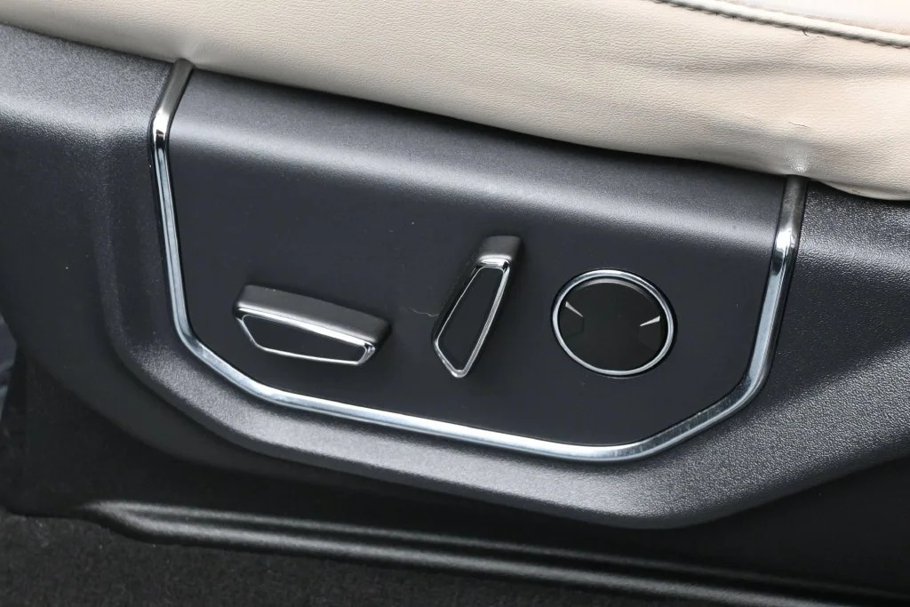 Used 2024  Ford Platinum image 22