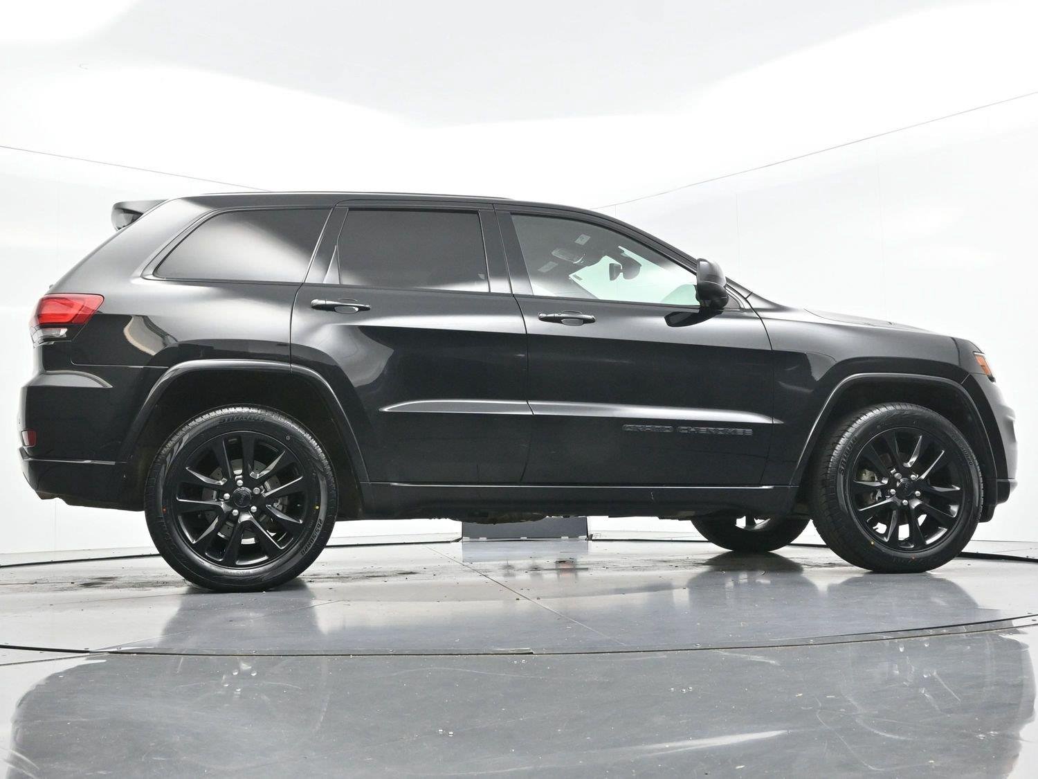 Used 2017 Diamond Black Crystal Pearlcoat Jeep Altitude image 52