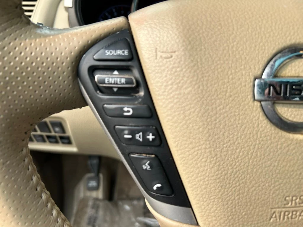 Used 2011 Red Nissan SL image 18