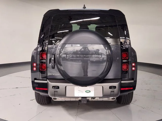 2025 Land Rover Defender X-Dynamic SE - Photo 10