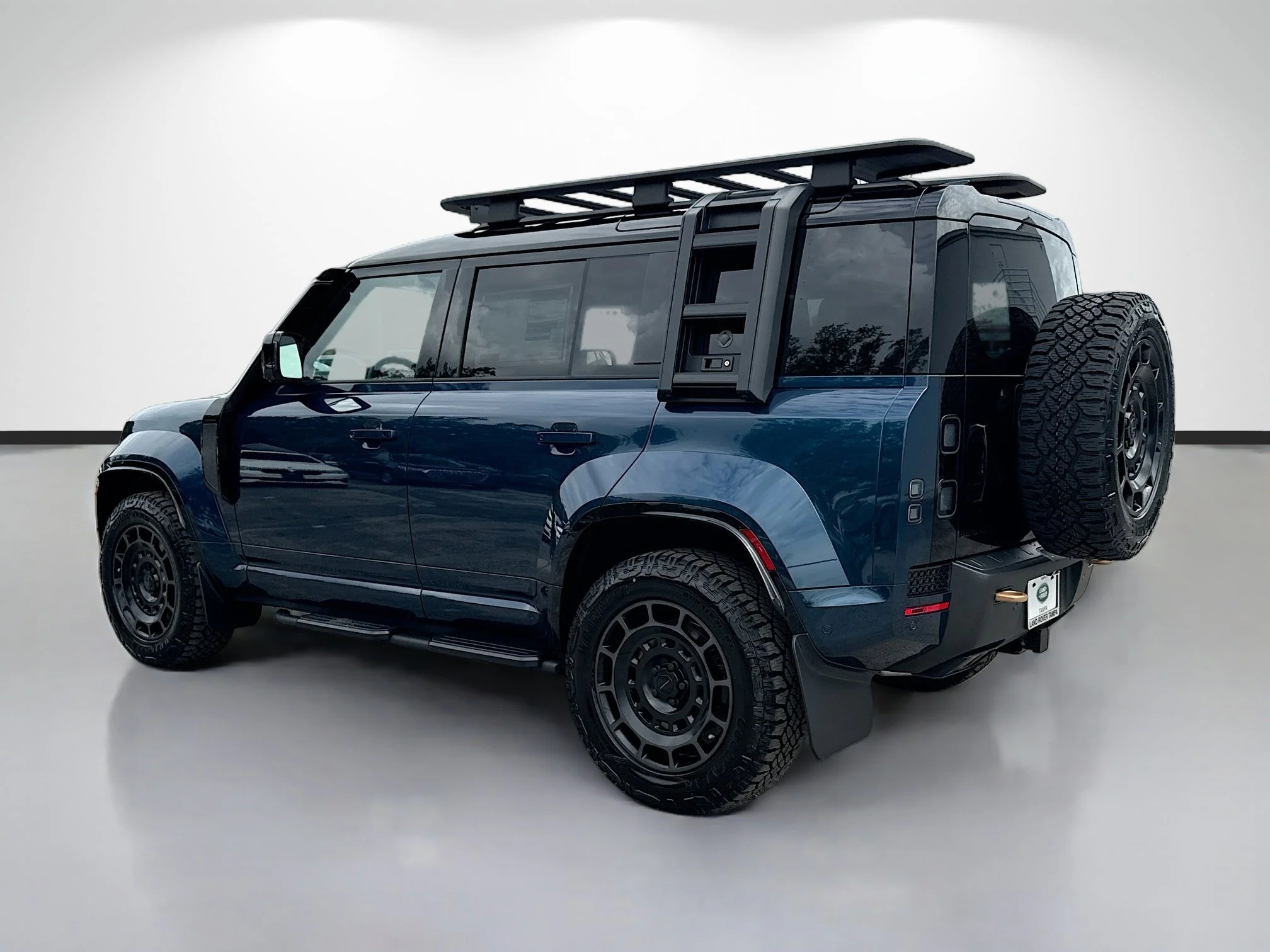 New 2026 Sargasso Blue Premium Metallic Land Rover OCTA image 3