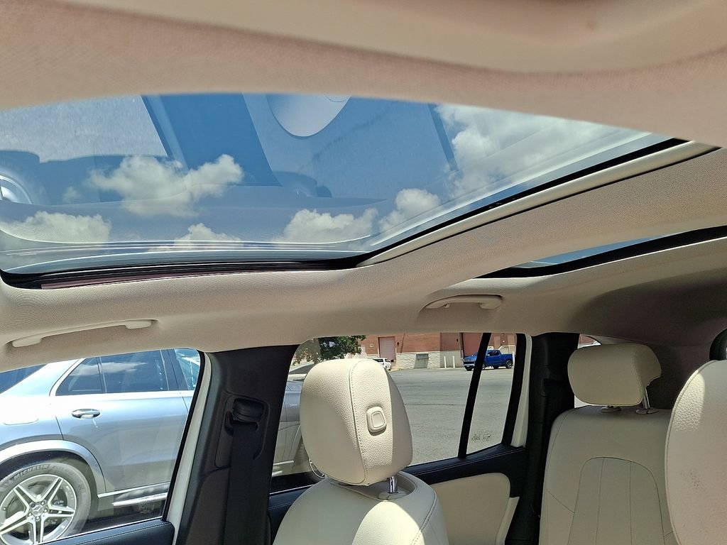 Certified Used 2022  Mercedes-Benz GLB 250 image 14