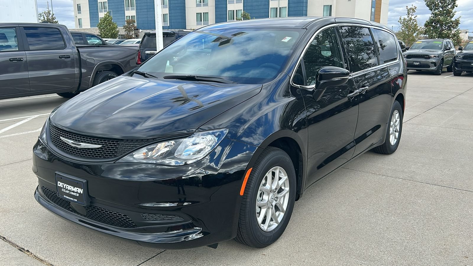 New 2026 Diamond Black Crystal Pearl-Coat Exterior Paint Chrysler LX image 7