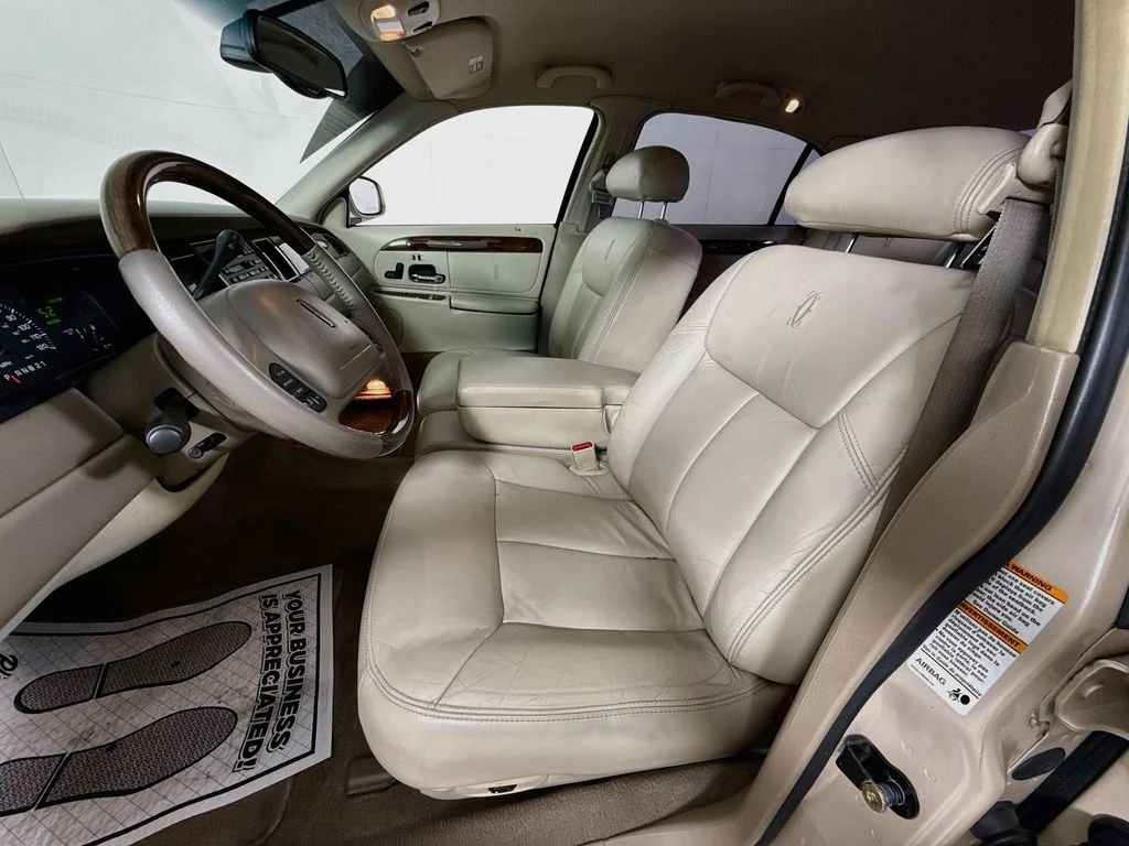 Used 2000 Lincoln Town Car CARTIER with VIN 1LNHM83WXYY864522 for sale in Louisville, KY