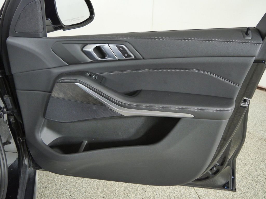 Used 2022 Black Sapphire Metallic BMW xDrive40i image 20