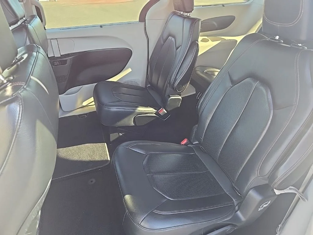 Used 2019 Black Chrysler Touring L image 21