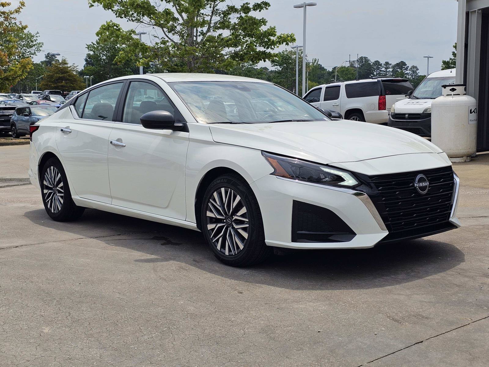 Used 2025 Glacier White Nissan SV image 5