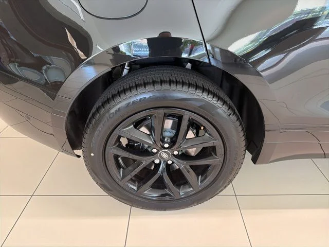New 2026 Santorini Black Land Rover Dynamic SE image 3