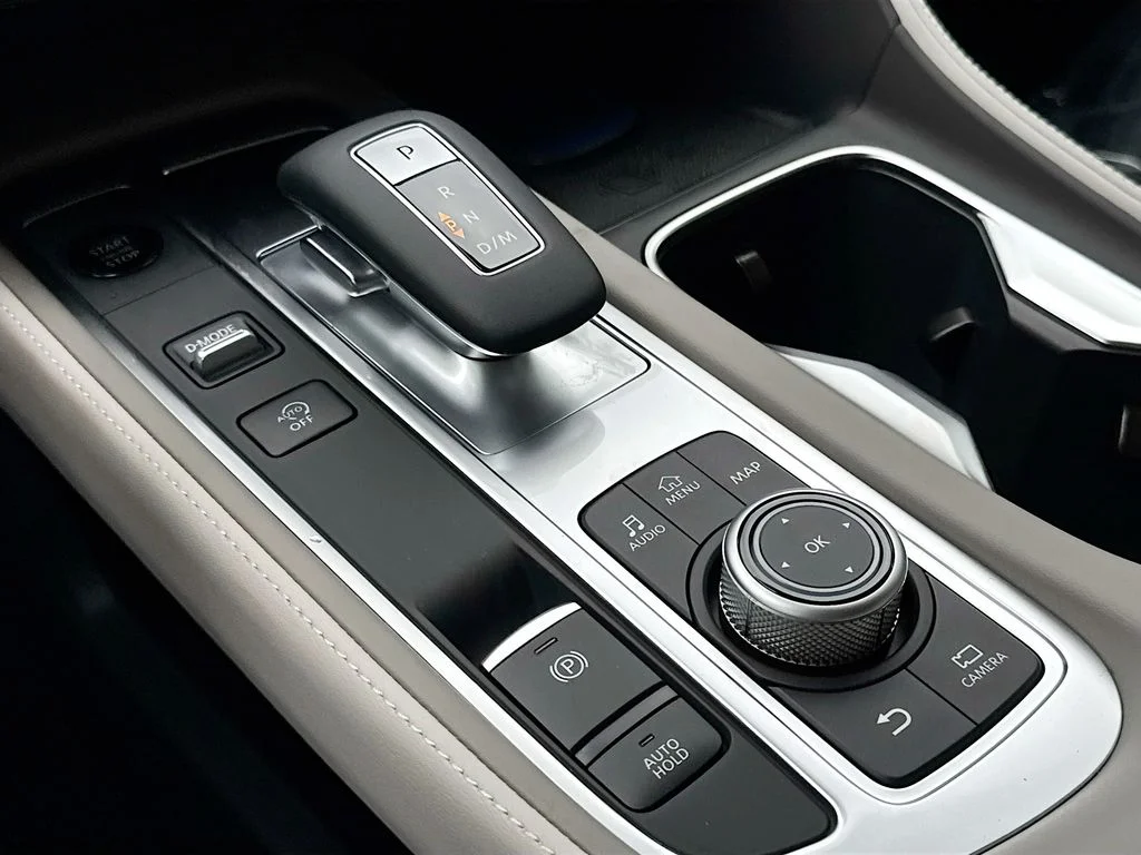 New 2027 RADIANT WHITE INFINITI Luxe FWD image 17