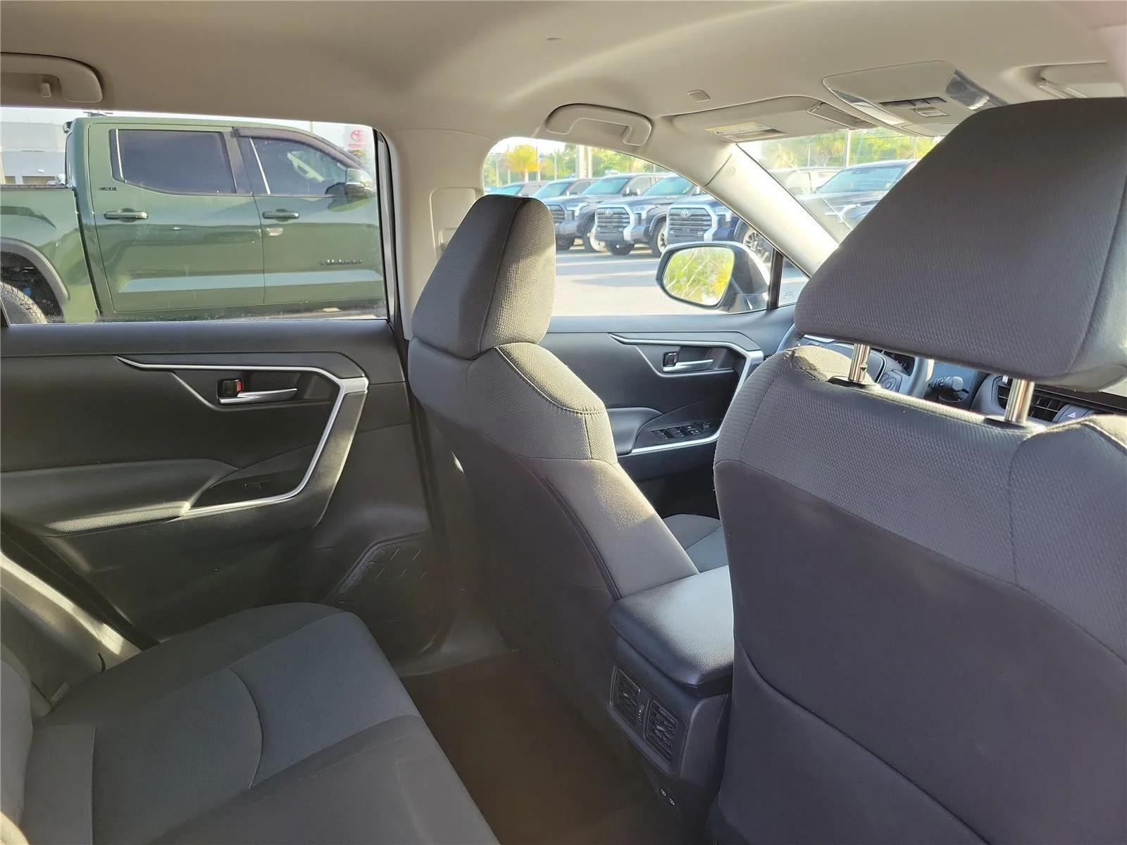 2025 Toyota RAV4 XLE - Photo 30