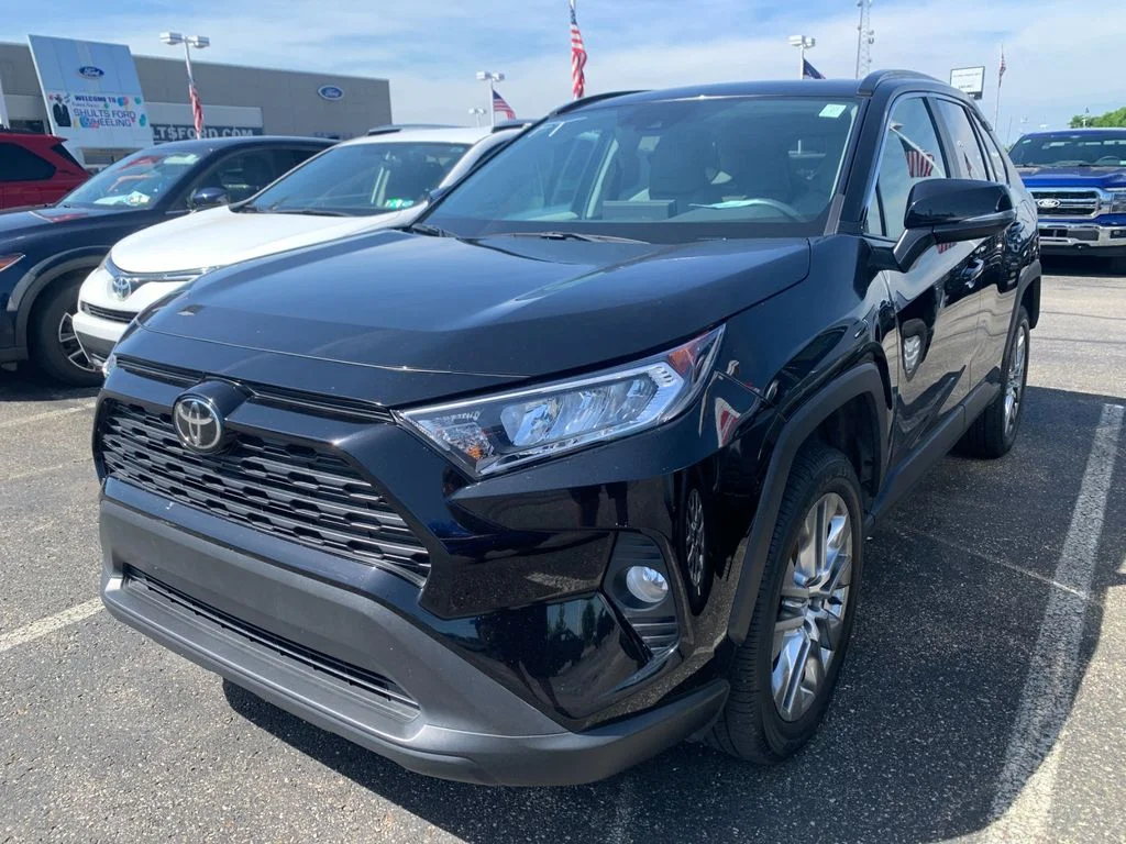 Used 2020 Black Toyota XLE Premium image 5