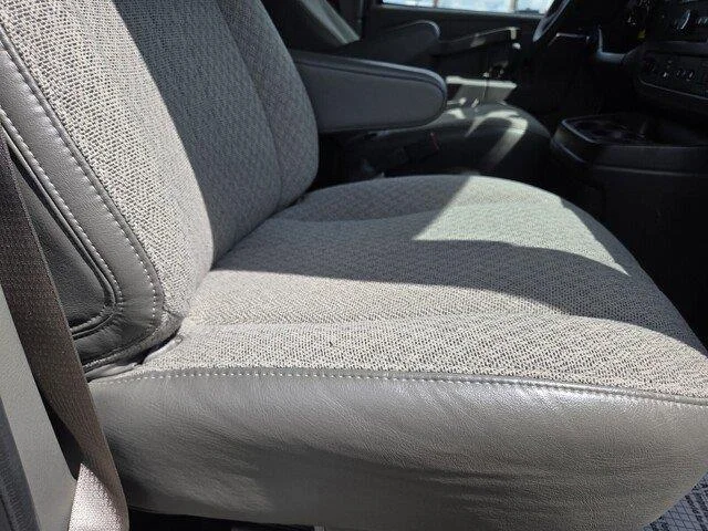 Used 2025 Summit White Chevrolet LT image 28