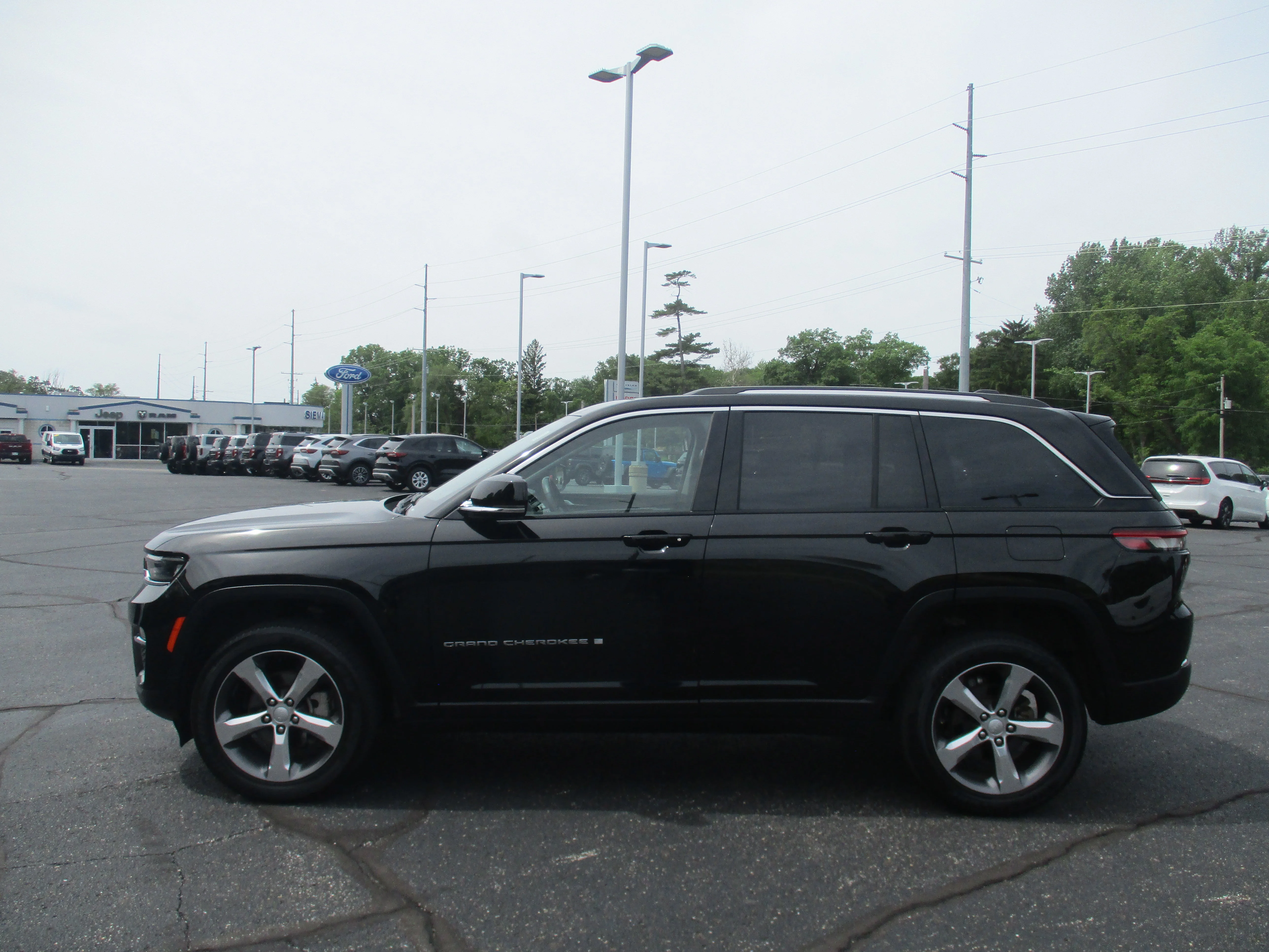 Certified Used 2022 Diamond Black Crystal Pearlcoat Jeep Limited image 56