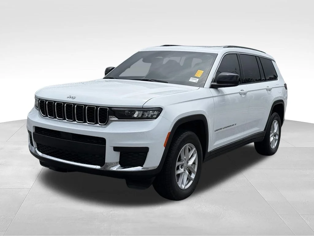 Used 2025 White Jeep Laredo image 1