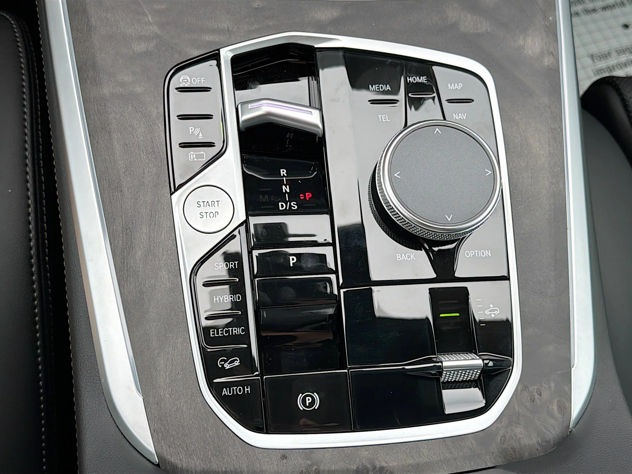 New 2026 Mineral White Metallic BMW xDrive50e image 28