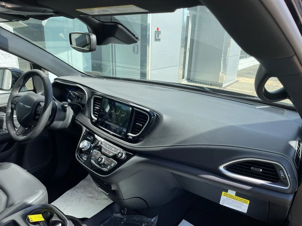 2026 Chrysler Pacifica Select - Photo 16