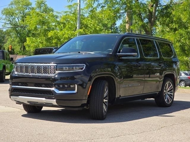 Used 2025 Diamond Black Crystal Pearlcoat Jeep Base image 33