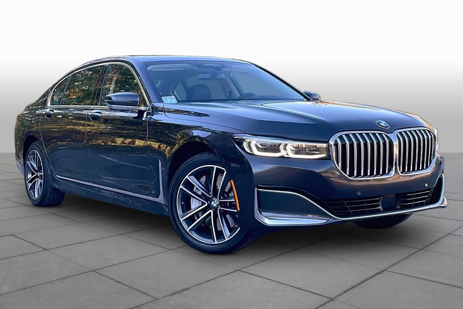 Used 2022 Dark Graphite Metallic BMW 750i xDrive image 2