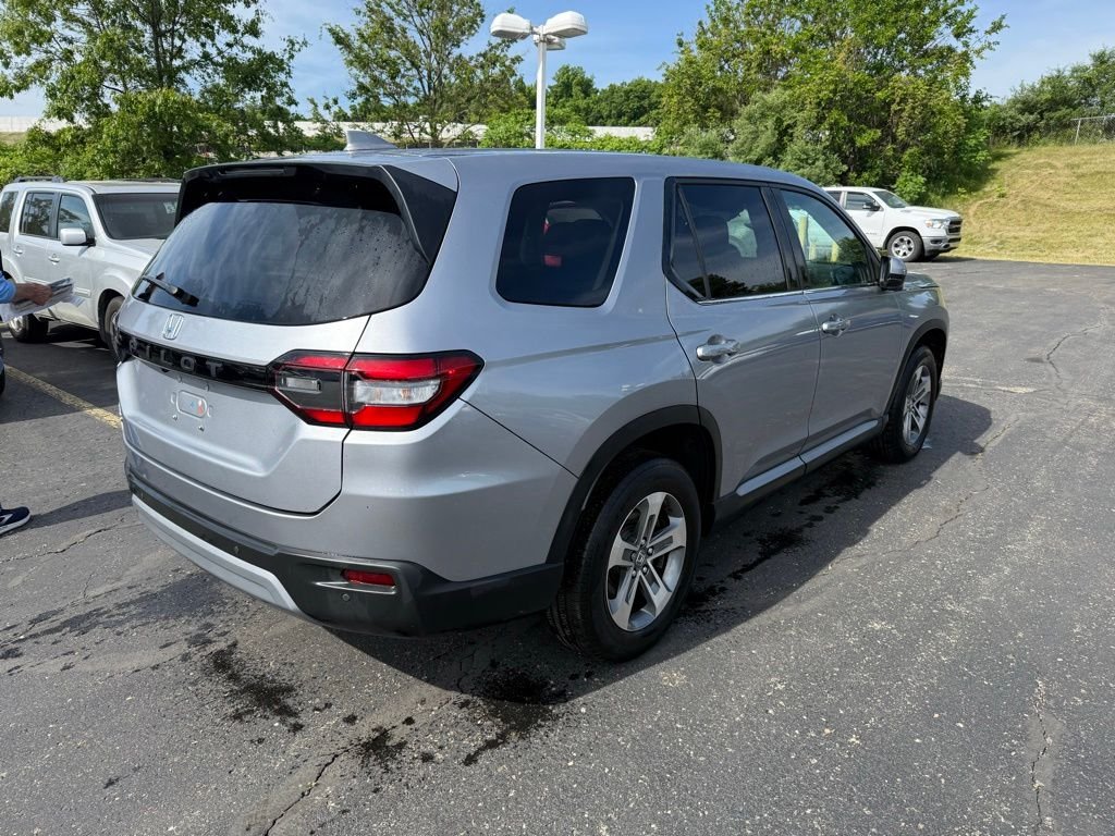 Used 2023 Silver Honda EX-L image 3