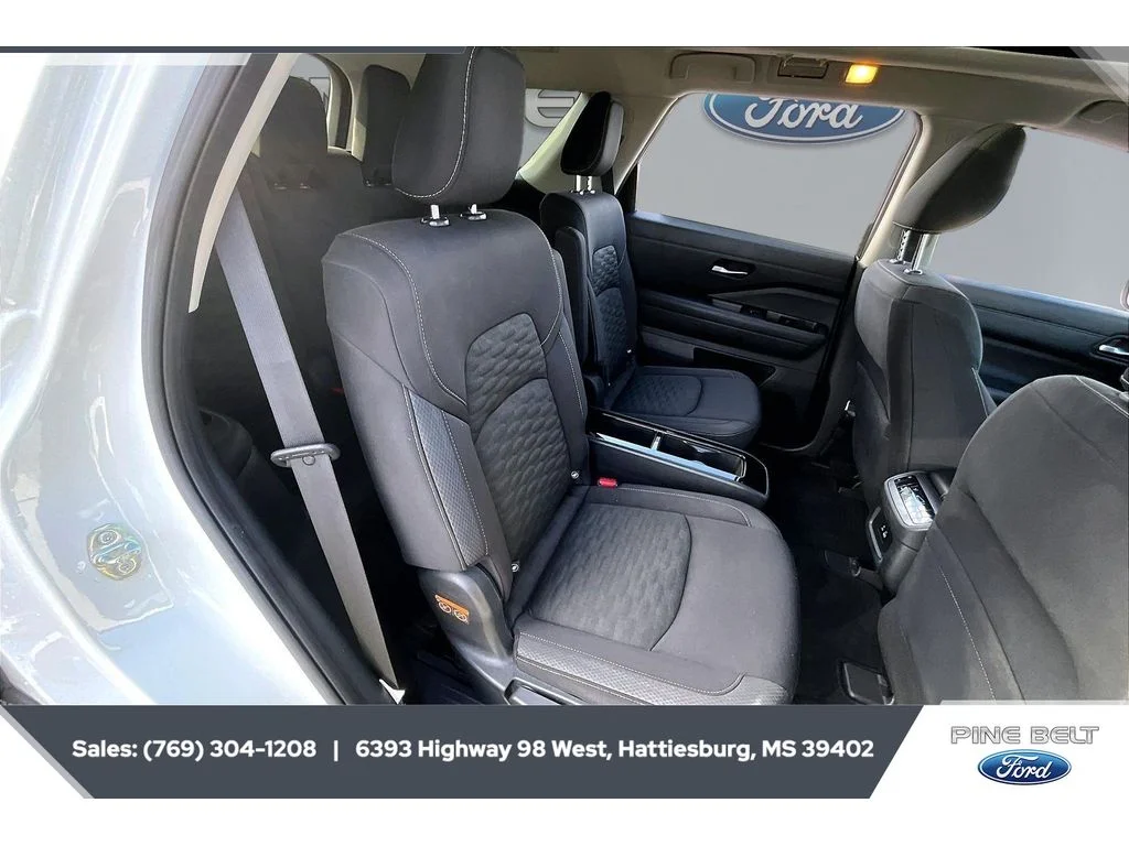 Used 2022 Glacier White Nissan SV image 19