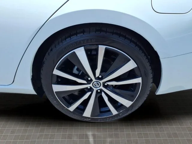 Used 2022 White Nissan 2.5 SR image 13