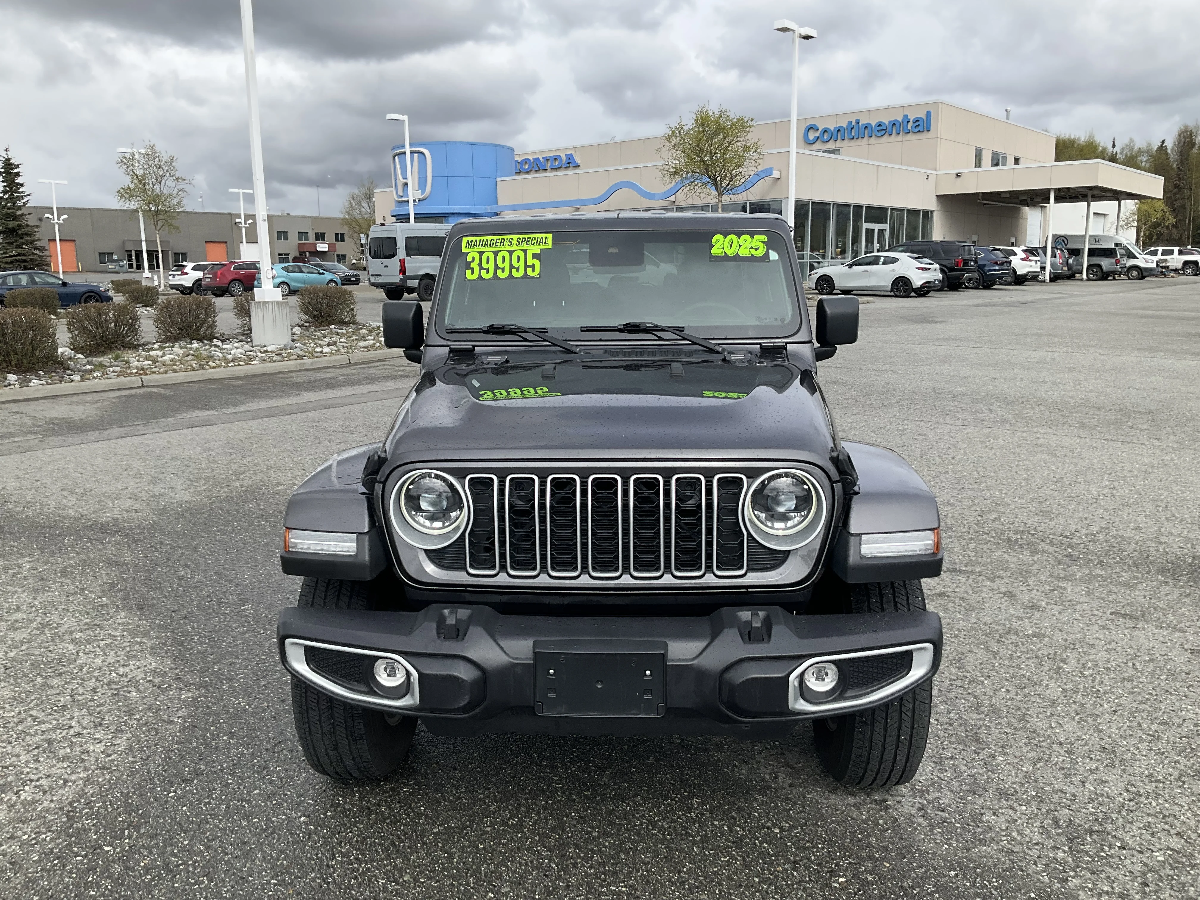 Used 2025 Granite Crystal Metallic Clearcoat Jeep Sahara image 2