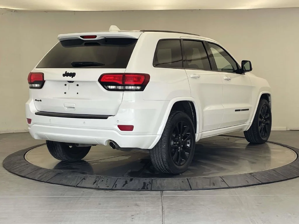 Used 2018 White Jeep Altitude image 5