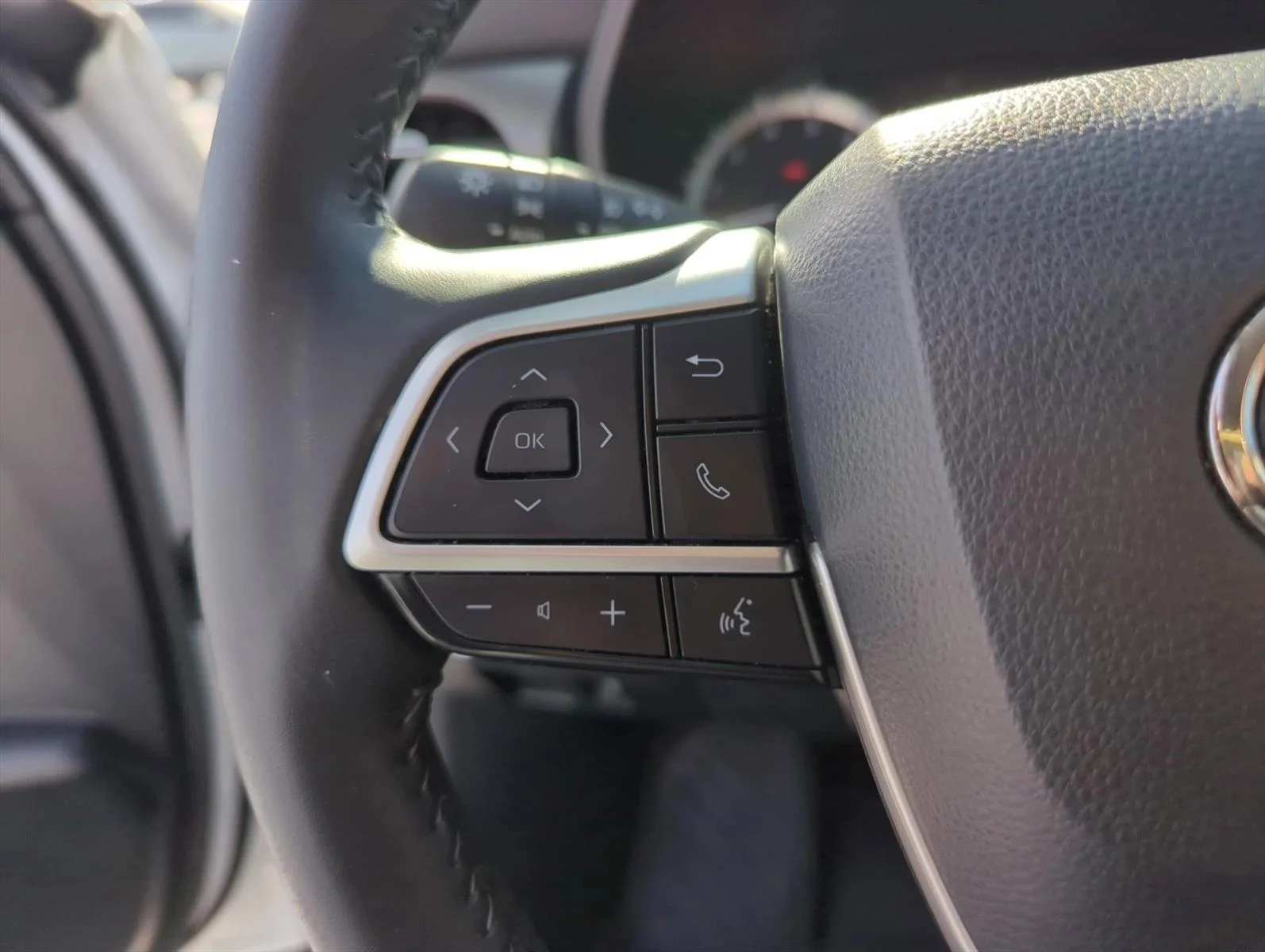 Used 2024 Wind Chill Pearl Toyota LE image 16