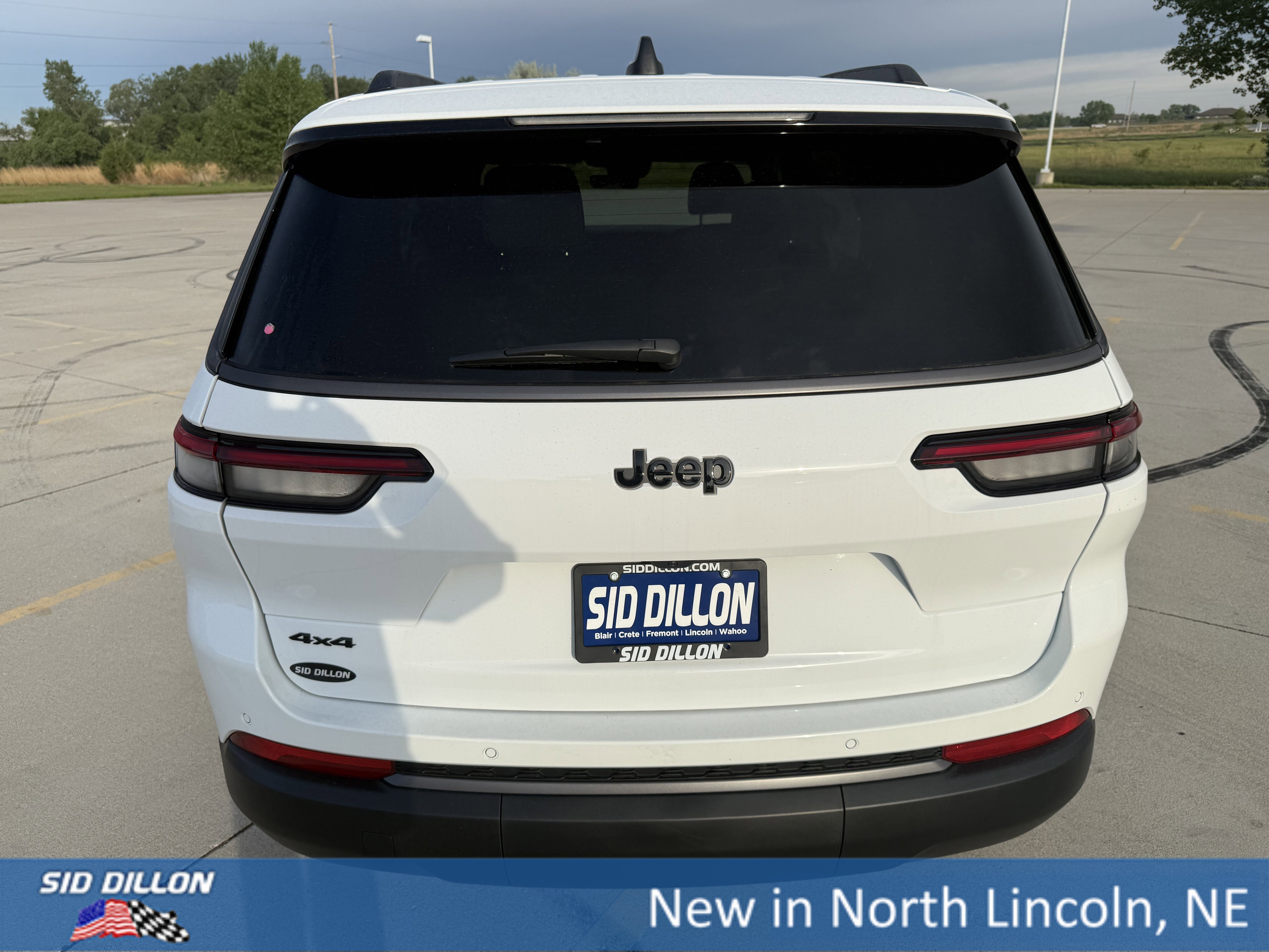 New 2026 Bright White Clear-Coat Exterior Paint Jeep Laredo Altitude image 4