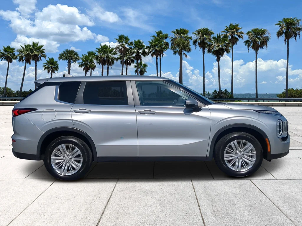 Used 2024 Silver Mitsubishi ES image 4