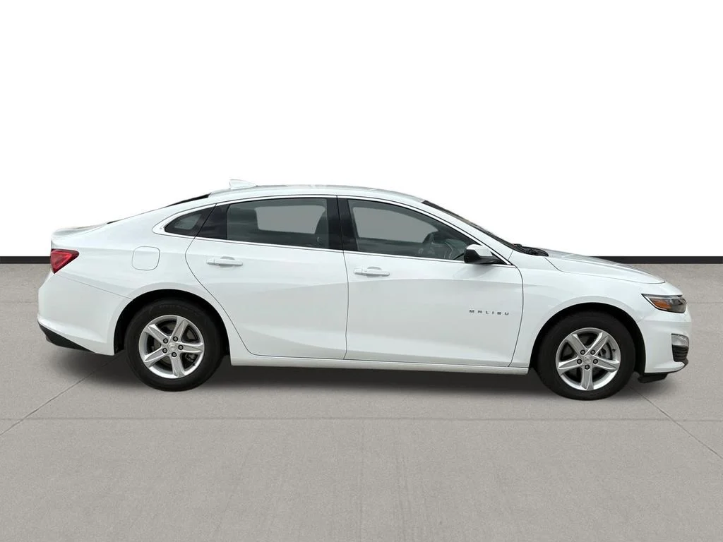 Used 2024 Summit White Chevrolet LT image 4