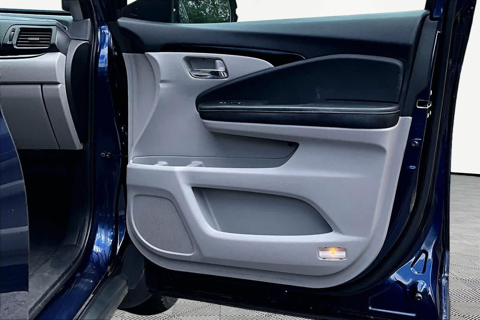 Used 2018 Obsidian Blue Pearl Honda RTL-E image 23