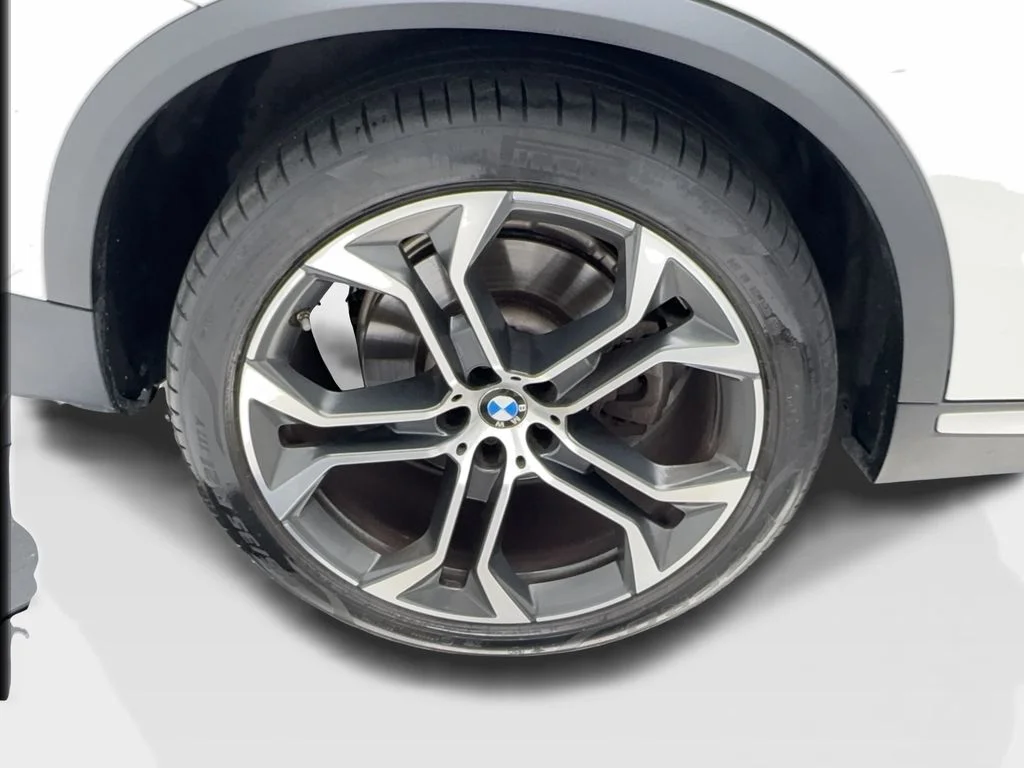 Used 2021 White BMW sDrive40i image 16