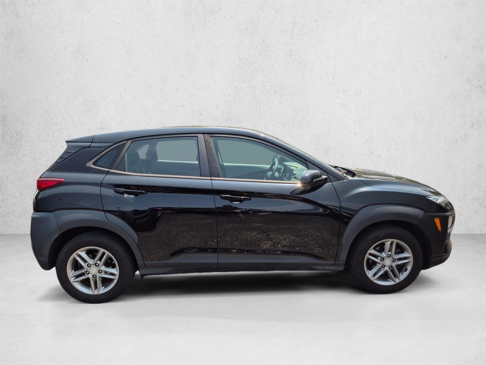 Used 2018 Ultra Black Hyundai SE image 4