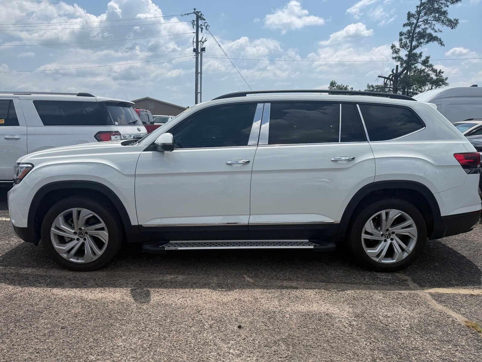 Used 2021 Pure White Volkswagen 3.6L V6 SE w/Technology image 4