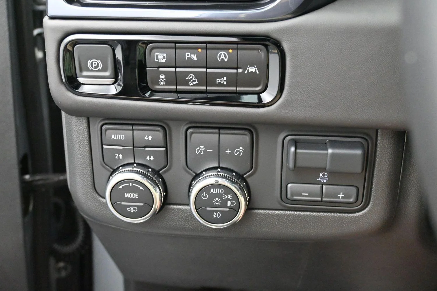 Used 2025 Sterling Metallic GMC AT4 Ultimate image 24