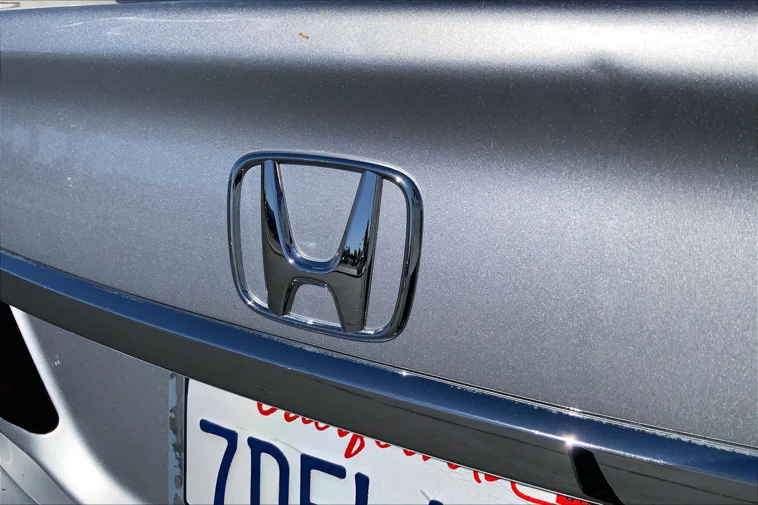 Used 2013 Alabaster Silver Metallic Honda LX image 29
