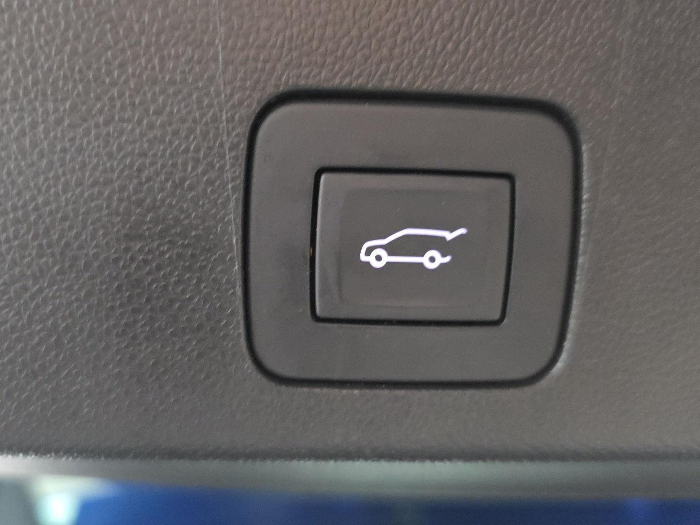 Used 2023 Sapphire Metallic Buick Essence image 4
