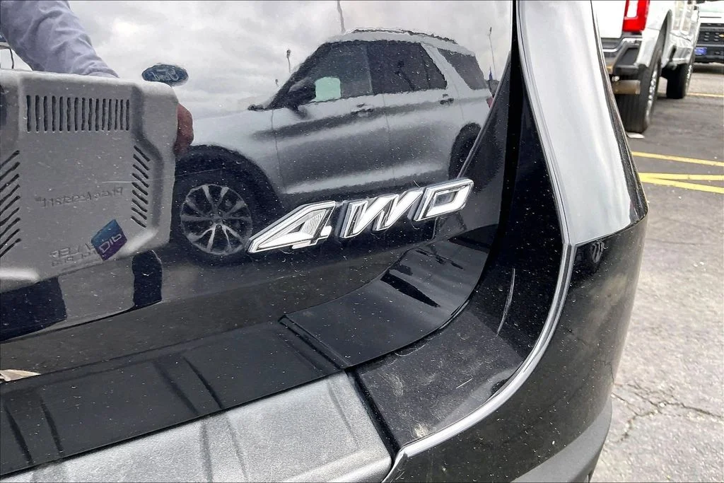 Used 2025 Black Metallic Ford Active image 7